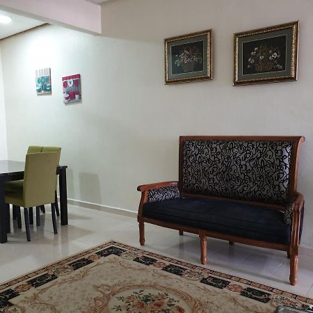 Auni & Auji Homestay Kemaman Chukai Екстер'єр фото