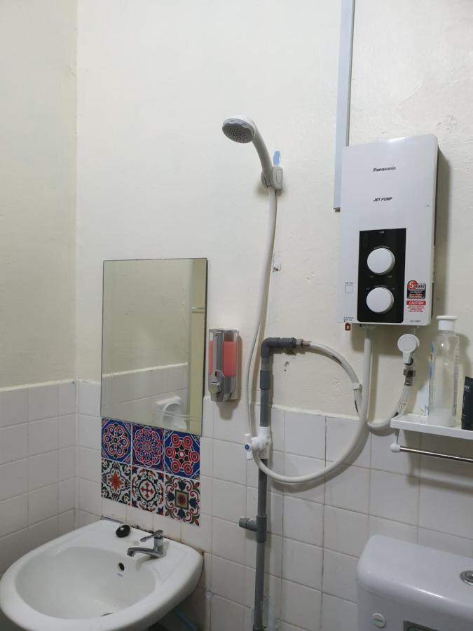 Auni & Auji Homestay Kemaman Chukai Екстер'єр фото